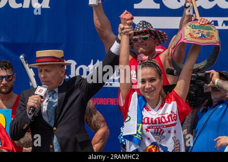 Coney Island, Stati Uniti. 4 luglio 2023. Il campione Miki Sudo vince il 107° Nathan's Famous 4 luglio International Hot Dog Eating Contest martedì 4 luglio 2023 a New York City. Foto di David 'Dee' Delgado/UPI credito: UPI/Alamy Live News Foto Stock