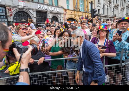 Sadiq Khan, Sindaco di Londra, scatta selfie con i fan durante la parata dell'orgoglio di Londra Foto Stock