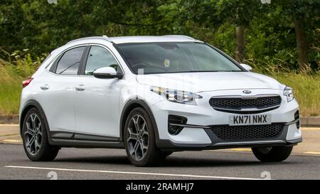 Milton Keynes, Regno Unito - 2 luglio 2023. 2021 auto bianca KIA XCEED 3 ISG S-A che viaggia su una strada di campagna inglese Foto Stock