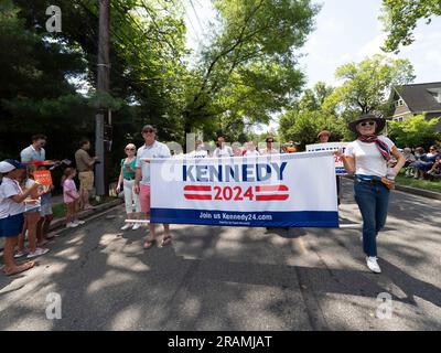 4 luglio 2023, Washington, Distretto di Columbia, USA: Sostenitori del candidato presidenziale Robert Kennedy Jr. march in a Washington, DC 4 luglio sfilata. (Immagine di credito: © sue Dorfman/ZUMA Press Wire) SOLO USO EDITORIALE! Non per USO commerciale! Foto Stock