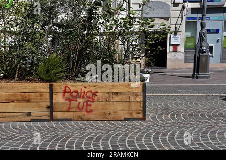 Marsiglia, Francia. 3 luglio 2023. Un messaggio "Police kill" è stato contrassegnato su una piantatrice di legno dai rivoltosi a Marsiglia. Dopo quattro notti consecutive di rivolte in Francia, su un adolescente, Nahel, un diciassettenne ucciso dalla polizia in un posto di controllo stradale, nella periferia di Parigi il 27 giugno 2023, il danno è enorme e più particolarmente per i negozi. La polizia francese ha arrestato 1.311 persone in tutto il paese. Credito: SOPA Images Limited/Alamy Live News Foto Stock