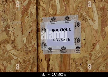 Marsiglia, Francia. 3 luglio 2023. Un poster "negozio aperto" è bloccato su un pannello di legno che protegge la finestra di un negozio a Marsiglia. Dopo quattro notti consecutive di rivolte in Francia, su un adolescente, Nahel, un diciassettenne ucciso dalla polizia in un posto di controllo stradale, nella periferia di Parigi il 27 giugno 2023, il danno è enorme e più particolarmente per i negozi. La polizia francese ha arrestato 1.311 persone in tutto il paese. Credito: SOPA Images Limited/Alamy Live News Foto Stock