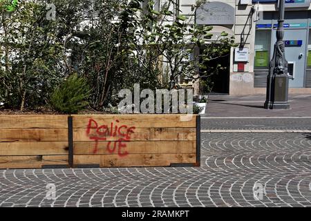 Marsiglia, Francia. 3 luglio 2023. Un messaggio "Police kill" è stato contrassegnato su una piantatrice di legno dai rivoltosi a Marsiglia. Dopo quattro notti consecutive di rivolte in Francia, su un adolescente, Nahel, un diciassettenne ucciso dalla polizia in un posto di controllo stradale, nella periferia di Parigi il 27 giugno 2023, il danno è enorme e più particolarmente per i negozi. La polizia francese ha arrestato 1.311 persone in tutto il paese. (Foto di Gerard bottino/SOPA Images/Sipa USA) credito: SIPA USA/Alamy Live News Foto Stock
