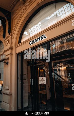 Logotipo Chanel dall'estetica di classe. Ingresso boutique. Chanel è una casa di moda fondata nel 1909 specializzata in articoli di alta moda. Foto Stock