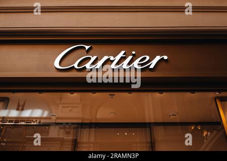 Logo d'oro Cartier all'ingresso della facciata del negozio di raffinati gioielli orologi da sposa, accessori e fragranze. È stata fondata nel 1847 da L Foto Stock