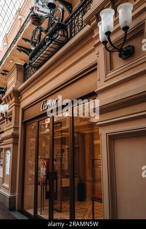 Logotipo Cartier dall'estetica di classe. Ingresso boutique. Raffinati gioielli orologi da sposa, accessori e fragranze. Foto Stock