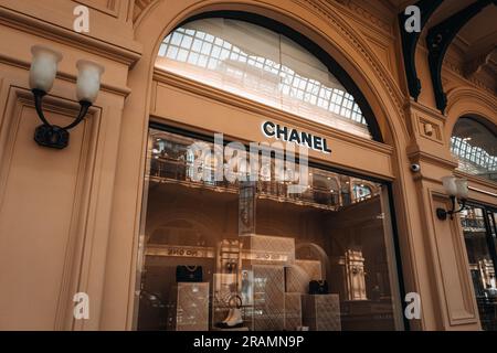 Logotipo Chanel dall'estetica di classe. Ingresso boutique. Chanel è una casa di moda fondata nel 1909 specializzata in articoli di alta moda. Foto Stock