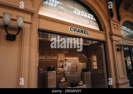 Logotipo Chanel dall'estetica di classe. Ingresso boutique. Chanel è una casa di moda fondata nel 1909 specializzata in articoli di alta moda. Foto Stock