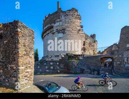 Mausoleo di Cecilia Metella - Parco Archeologico dell'Appia Antica, via Appia, Roma, Lazio, Italia Foto Stock