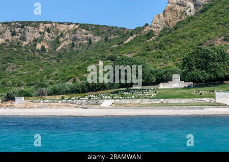 Una vista a Gallipoli in Turkiye che guarda verso il Cimitero di Ari Burnu (ANZAC) all'estremità nord della baia di Anzac. Foto Stock