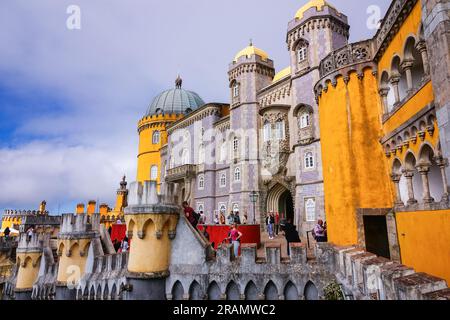 Piastrelle geometriche a motivi moreschi decorano la facciata sulla terrazza frontale del Palácio da pena o del castello storico del palazzo Palácio da pena a Sintra, Portogallo. Il castello da favola è considerato uno dei migliori esempi di architettura romanticistica portoghese del XIX secolo al mondo. Foto Stock