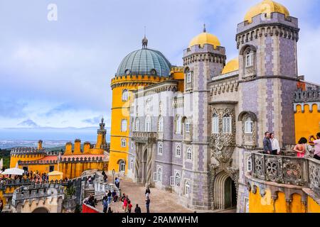 Piastrelle geometriche a motivi moreschi decorano la facciata sulla terrazza frontale del Palácio da pena o del castello storico del palazzo Palácio da pena a Sintra, Portogallo. Il castello da favola è considerato uno dei migliori esempi di architettura romanticistica portoghese del XIX secolo al mondo. Foto Stock