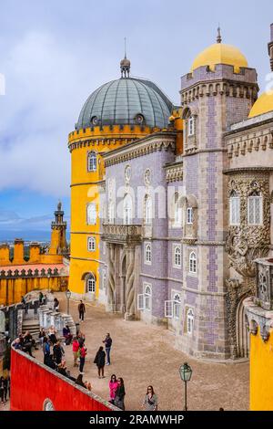 Piastrelle geometriche a motivi moreschi decorano la facciata sulla terrazza frontale del Palácio da pena o del castello storico del palazzo Palácio da pena a Sintra, Portogallo. Il castello da favola è considerato uno dei migliori esempi di architettura romanticistica portoghese del XIX secolo al mondo. Foto Stock