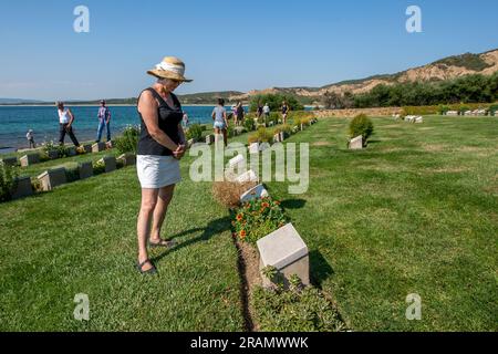 Un visitatore straniero paga il suo rispetto al Cimitero di Ari Burnu (ANZAC) all'estremità nord della baia di Anzac a Gallipoli in Turkiye. Foto Stock