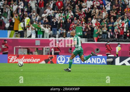 Yacine Brahimi ha iniziato a festeggiare prima di segnare il gol che ha segnato la vittoria dell'Algeria durante la finale della Coppa Araba FIFA. Foto Stock