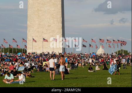 Washington, Stati Uniti. 4 luglio 2023. La folla si riunisce per guardare l'annuale spettacolo pirotecnico del 4 luglio al National Mall di Washington DC martedì 4 luglio 2023. Foto di Ken Cedeno/UPI Credit: UPI/Alamy Live News Foto Stock