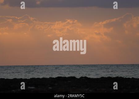 Serata sulla spiaggia di Botany Bay, cielo arancione mentre il sole esce sotto le nuvole, a Broadstairs, nel Kent, Regno Unito. Foto Stock