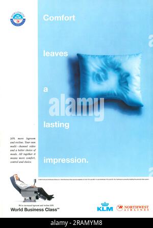 KLM Air carrier comfort Advertisement in una rivista NatGeo, 1995 Foto Stock