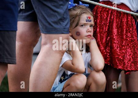 Washington, DC. 4 luglio 2023. Un giovane partecipante durante un evento del 4 luglio sul South Lawn della Casa Bianca a Washington, DC, martedì 4 luglio 2023. Il presidente Biden ospita l'evento per famiglie militari e veterani, assistenti e sopravvissuti per celebrare il giorno dell'indipendenza. Credito: Ting Shen/Pool tramite CNP/dpa/Alamy Live News Foto Stock