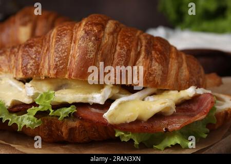 Croissant gustoso con formaggio brie e pancetta, primo piano Foto Stock