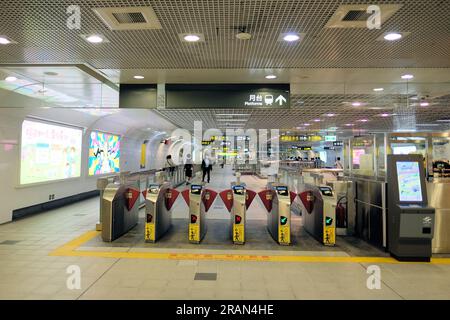 Moderni giradischi retrattili a barriera con lamelle con lettori di biglietti per l'ingresso alle piattaforme Metro Taipei; metropolitana di Taipei, Taiwan e treni di transito di massa. Foto Stock