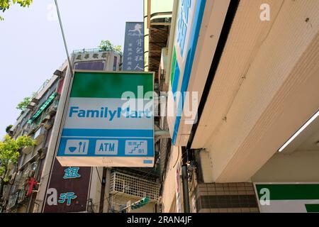 Filiale e sede del negozio FamilyMart a Taipei, Taiwan; catena giapponese di negozi in franchising con sedi in tutta l'Asia. Foto Stock
