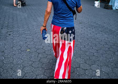 New York, New York, USA. 4 luglio 2023. All'estremità meridionale del castello di New York Clinton, costruito per contrastare un'invasione britannica nel 1812, accoglie la celebrazione annuale del 4 luglio con un innalzamento della bandiera, reenattori in uniformi della Guerra d'indipendenza americana e Bandiere americane. Affrontando forti temporali che si muovono attraverso l'area, i visitatori da tutto il mondo visitarono il vecchio forte mentre aspettavano il traghetto per la Statua della libertà nel porto di NY. L'America si sta muovendo. (Immagine di credito: © Milo Hess/ZUMA Press Wire) SOLO USO EDITORIALE! Non per USO commerciale! Foto Stock