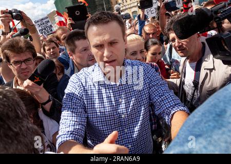 Mosca, Russia. 12 giugno 2013. Il leader della protesta russa Alexei Navalny (C) marcia durante una manifestazione di opposizione nel centro di Mosca, in Russia. Diverse migliaia di persone hanno marciato attraverso Mosca per mostrare sostegno ai manifestanti anti anti-Cremlino sotto processo e in carcere Foto Stock