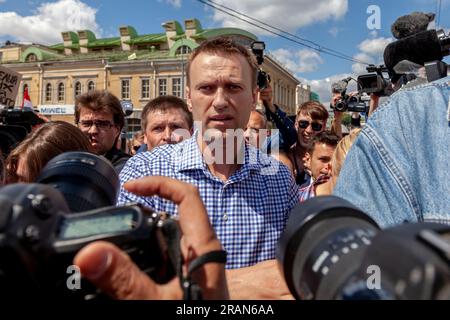 Mosca, Russia. 12 giugno 2013. Il leader della protesta russa Alexei Navalny (C) marcia durante una manifestazione di opposizione nel centro di Mosca, in Russia. Diverse migliaia di persone hanno marciato attraverso Mosca per mostrare sostegno ai manifestanti anti anti-Cremlino sotto processo e in carcere Foto Stock