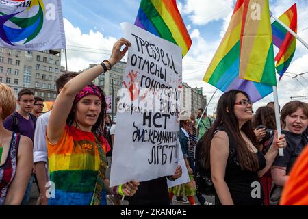 Mosca, Russia. 12 giugno 2013. Migliaia di manifestanti russi stanno marciando attraverso il centro della città di Mosca contro il governo autoritario del presidente Vladimir Putin, mentre alcuni hanno striscioni con la richiesta di abolire la discriminazione contro le persone lgbt. Lo striscione recita: "Chiediamo l'abolizione della legge omofobica. Dire no alla discriminazione LGBT" Foto Stock