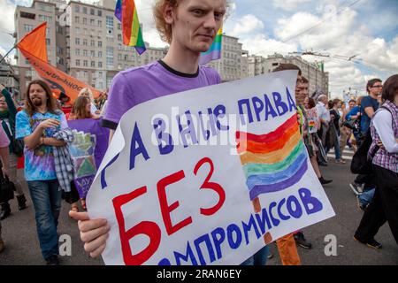 Mosca, Russia. 12 giugno 2013. Migliaia di manifestanti russi stanno marciando attraverso il centro della città di Mosca contro il governo autoritario del presidente Vladimir Putin, mentre alcuni hanno striscioni con la richiesta di abolire la discriminazione contro le persone lgbt. Il banner recita: "Pari diritti senza compromessi" Foto Stock