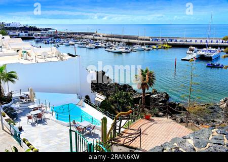 Lanzarote Isole Canarie Puerta del Carmen porto principale e molo con molte piccole barche e con cielo e mare blu Foto Stock