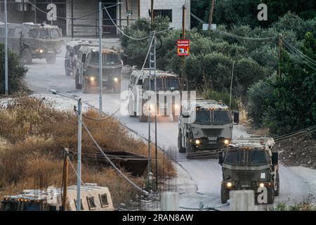 Jenin, Palestina. 4 luglio 2023. Decine di veicoli militari israeliani lasciano il campo profughi di Jenin, mentre decine di altri veicoli assaltano il campo contemporaneamente. Funzionari sanitari palestinesi hanno detto che almeno 10 palestinesi sono stati uccisi in incursioni e attacchi aerei israeliani. Il portavoce dell'esercito, il retroammiraglio Daniel Hagari, ha affermato che Israele ha lanciato l'operazione perché circa 50 attacchi nell'ultimo anno erano stati sferrati da Jenin. Credito: SOPA Images Limited/Alamy Live News Foto Stock