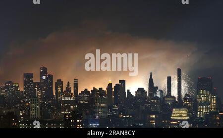 Città, Stati Uniti. 4 luglio 2023. I fuochi d'artificio esplodono sullo skyline di Manhattan per l'annuale spettacolo pirotecnico del 4 luglio di Macy's per il giorno dell'indipendenza di martedì 4 luglio 2023, visto da Union City, New Jersey. Foto di John Angelillo/UPI Credit: UPI/Alamy Live News Foto Stock