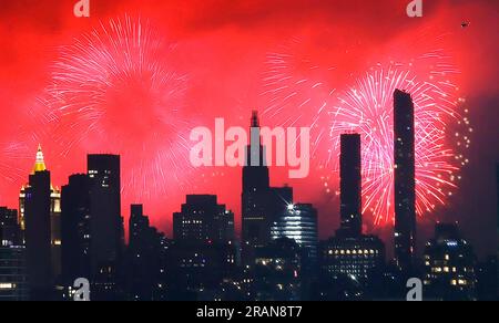 Città, Stati Uniti. 4 luglio 2023. I fuochi d'artificio esplodono sullo skyline di Manhattan per l'annuale spettacolo pirotecnico del 4 luglio di Macy's per il giorno dell'indipendenza di martedì 4 luglio 2023, visto da Union City, New Jersey. Foto di John Angelillo/UPI Credit: UPI/Alamy Live News Foto Stock