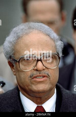 WASHINGTON DC - 9 GENNAIO 1990 Benjamin Hooks il direttore esecutivo della National Association for the Advancement of Colored People (NAACP) parla ai giornalisti del vialetto di West Wing della Casa Bianca del suo incontro appena precedente con il presidente George H.W. Bush nell'ufficio ovale. Foto Stock