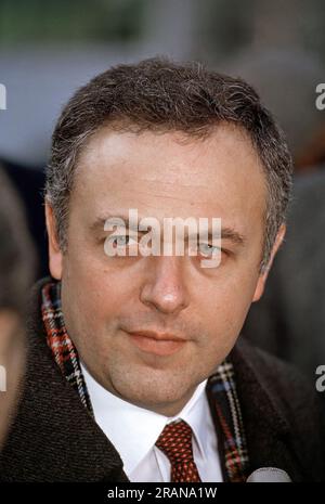 WASHINGTON DC - 26 NOVEMBRE 1991 il ministro degli Esteri russo Andrei Kozyrev parla ai giornalisti nel vialetto di accesso dell'ala ovest poco dopo il suo incontro con il presidente George H.W. Bush nell'ufficio ovale Foto Stock