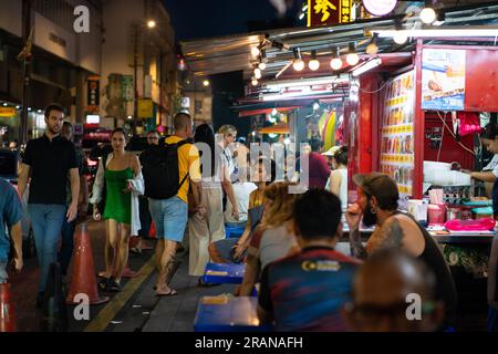 Kuala Lumpur, Malesia - 1° luglio 2023: Scena di strada di Kuala Lumpur Chinatown durante la sera, ora del tramonto. Chinatown e' molto popolare per ristoranti e negozi Foto Stock