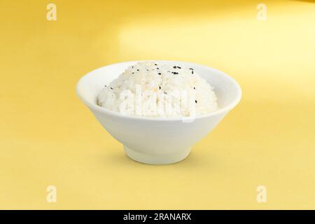 Riso bianco in una ciotola, riso cucinato, cucina tailandese Foto Stock