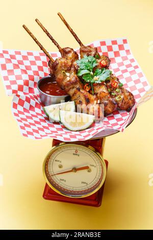 Pollo alla griglia Satay, cucina tailandese Foto Stock