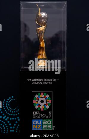 Adelaide, Australia. 4 luglio 2023. Adelaide, Australia del Sud, 4 luglio 2023: Il trofeo della Coppa del mondo femminile FIFA è esposto durante il FIFA Womens World Cup Trophy Tour presso la Art Gallery of South Australia di Adelaide, Australia. (NOE Llamas/SPP) credito: SPP Sport Press Photo. /Alamy Live News Foto Stock