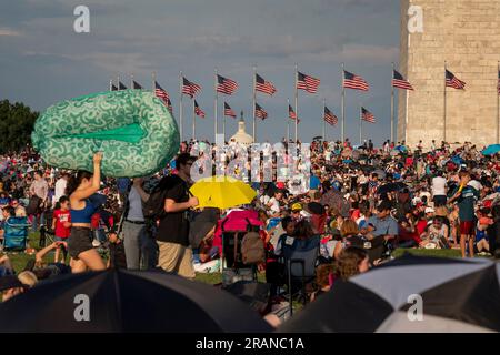 Washington, Stati Uniti. 4 luglio 2023. La folla si riunisce per guardare l'annuale spettacolo pirotecnico del 4 luglio al National Mall di Washington DC martedì 4 luglio 2023. Foto di Ken Cedeno/UPI. Crediti: UPI/Alamy Live News Foto Stock