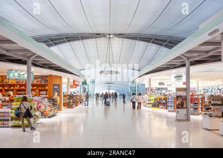 Bangkok, Thailandia - 5 gennaio 2010: Passeggeri nell'area duty free nel nuovo aeroporto di Bangkok Suvarnabhumi. Foto Stock
