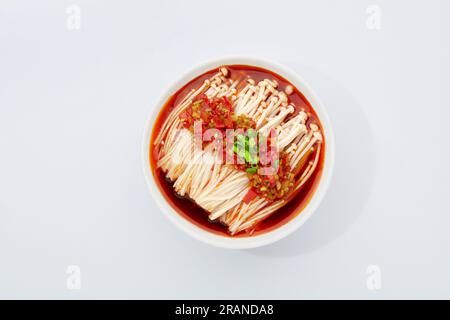 Funghi Enoki, isolati su sfondo bianco. Foto Stock