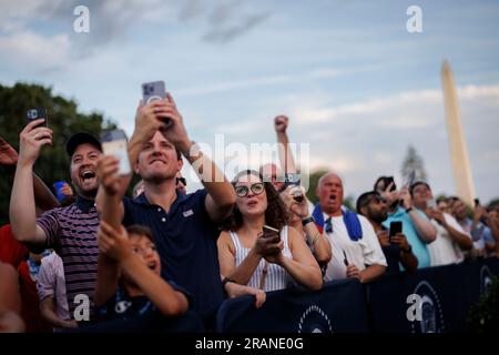 Washington, DC. 4 luglio 2023. I partecipanti durante un evento del 4 luglio sul South Lawn della Casa Bianca a Washington, DC, martedì 4 luglio 2023. Il presidente degli Stati Uniti Joe Biden ospita l'evento per famiglie militari e veterani, assistenti e sopravvissuti per celebrare il giorno dell'indipendenza. Credito: Ting Shen/Pool tramite CNP/dpa/Alamy Live News Foto Stock