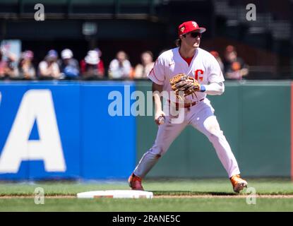 4 luglio 2023 San Francisco CA, Stati Uniti Lo shortstop di San Francisco Casey Schmitt (6) gioca sul campo durante la partita della MLB tra i Seattle Mariners e i San Francisco Giants all'Oracle Park San Francisco California. Thurman James/CSM Foto Stock