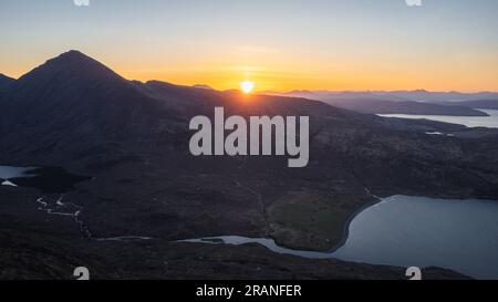 Vista aerea di un tramonto sulle montagne scozzesi dall'isola di Skye, in Scozia Foto Stock