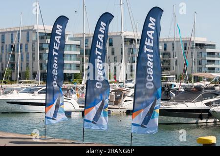 Bandiere di piume della scuola di vela Ocean Team al Marina Yacht Park di Gdynia, Polonia, Europa, UE Foto Stock