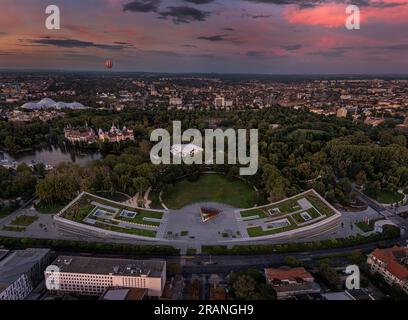 Budapest, Ungheria - Vista panoramica aerea del Museo di Etnografia nel Parco della città con la Casa della musica, il Castello di Vajdahunyad, la mongolfiera, Szecheny Foto Stock