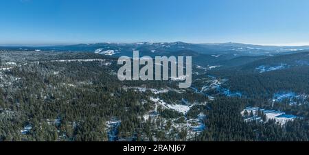 Fantastica giornata invernale nella zona sciistica di Großer Arber nella foresta bavarese Foto Stock